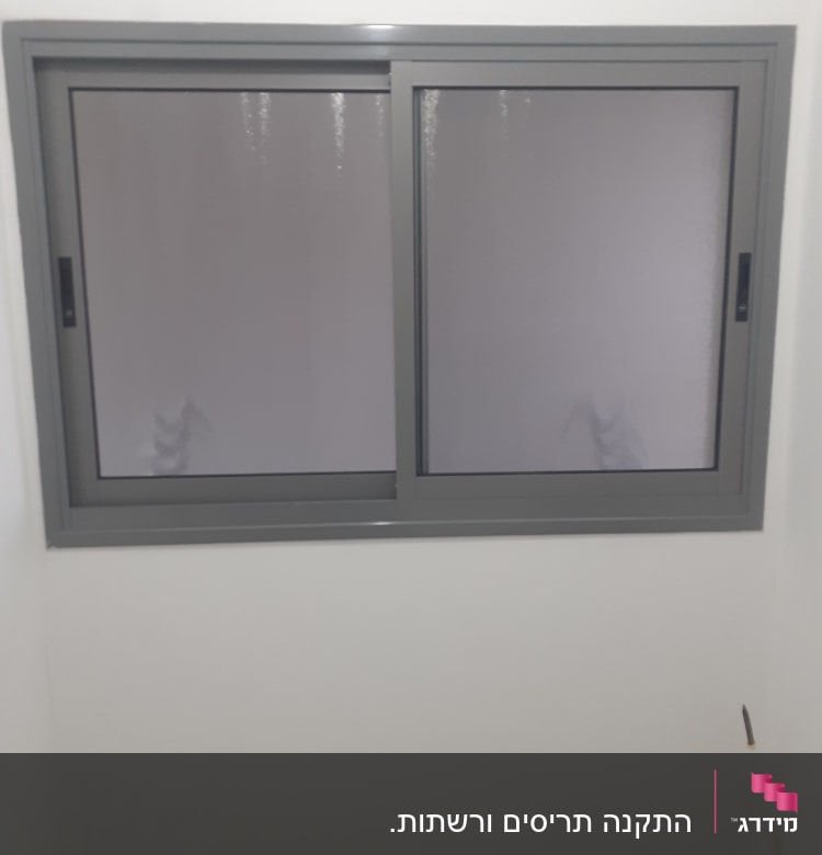 חלון אלומיניום עם מסגרת אפורה